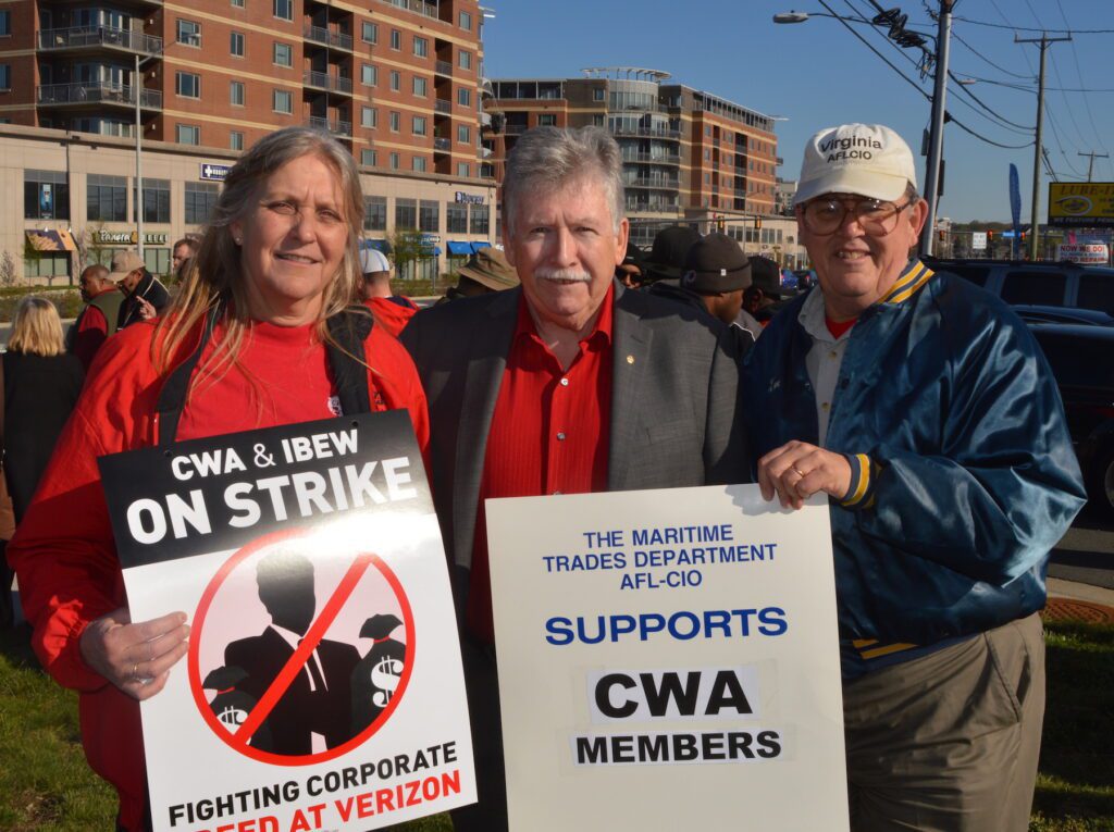 MTD Executive Secretary-Treasurer Daniel Duncan (right) shows solidarity with CWA Local 2222 President Carolyn Greenfield (left) and CWA President Chris Shelton during the first hours of the strike against Verizon.